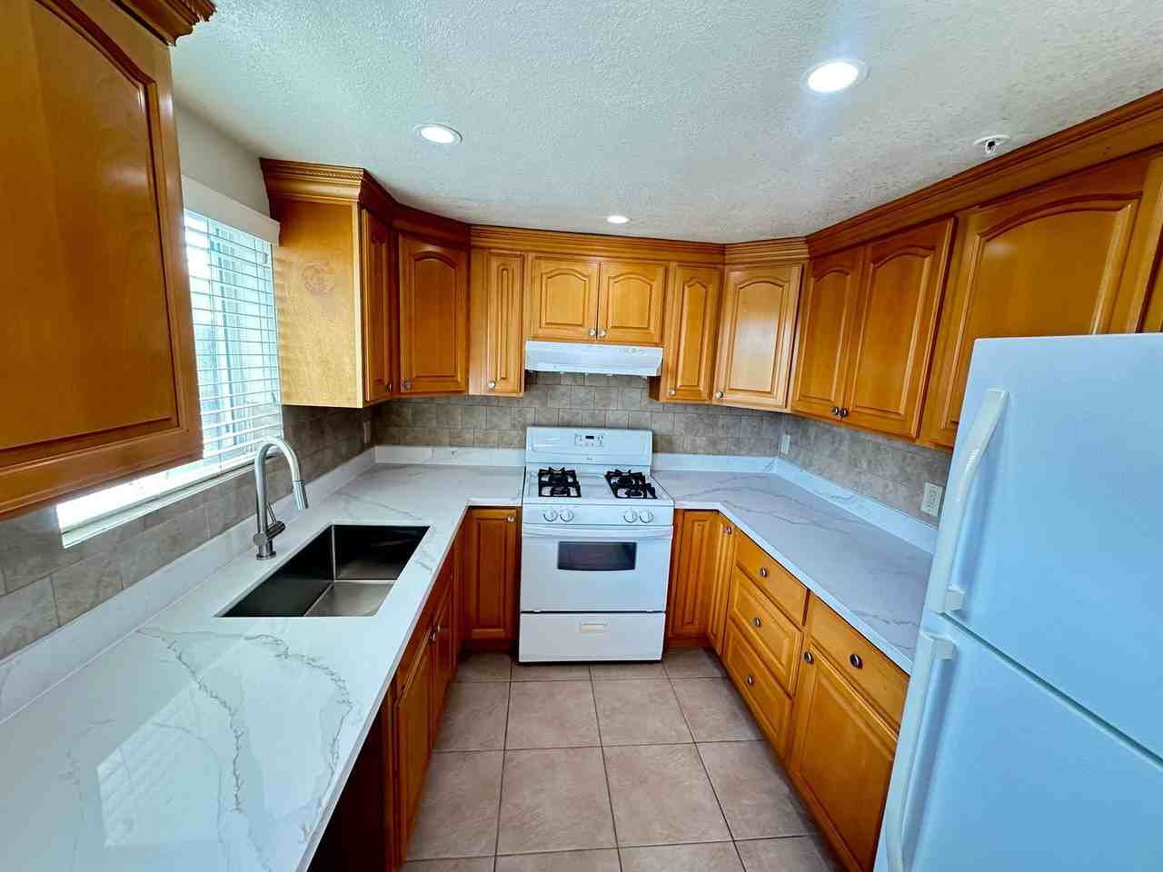 20439 Meekland Ave - Photo 2 of 31