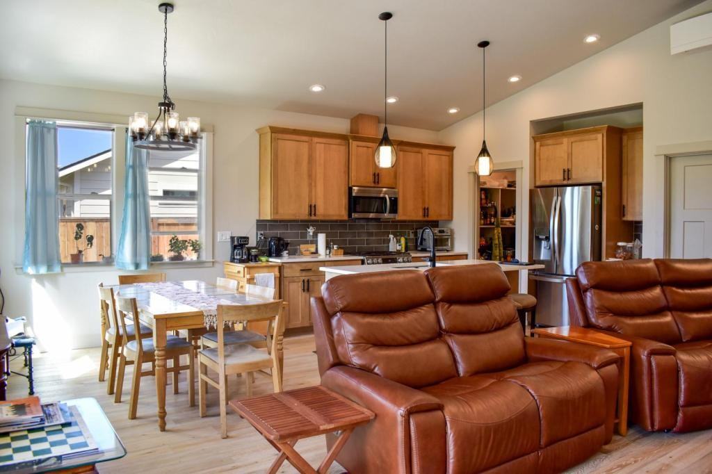 214 Oak Crest Way - Photo 2 of 17