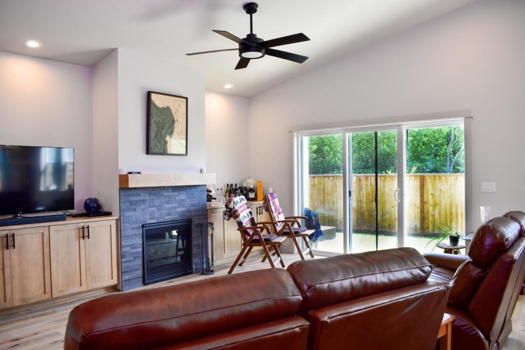 214 Oak Crest Way - Photo 3 of 17