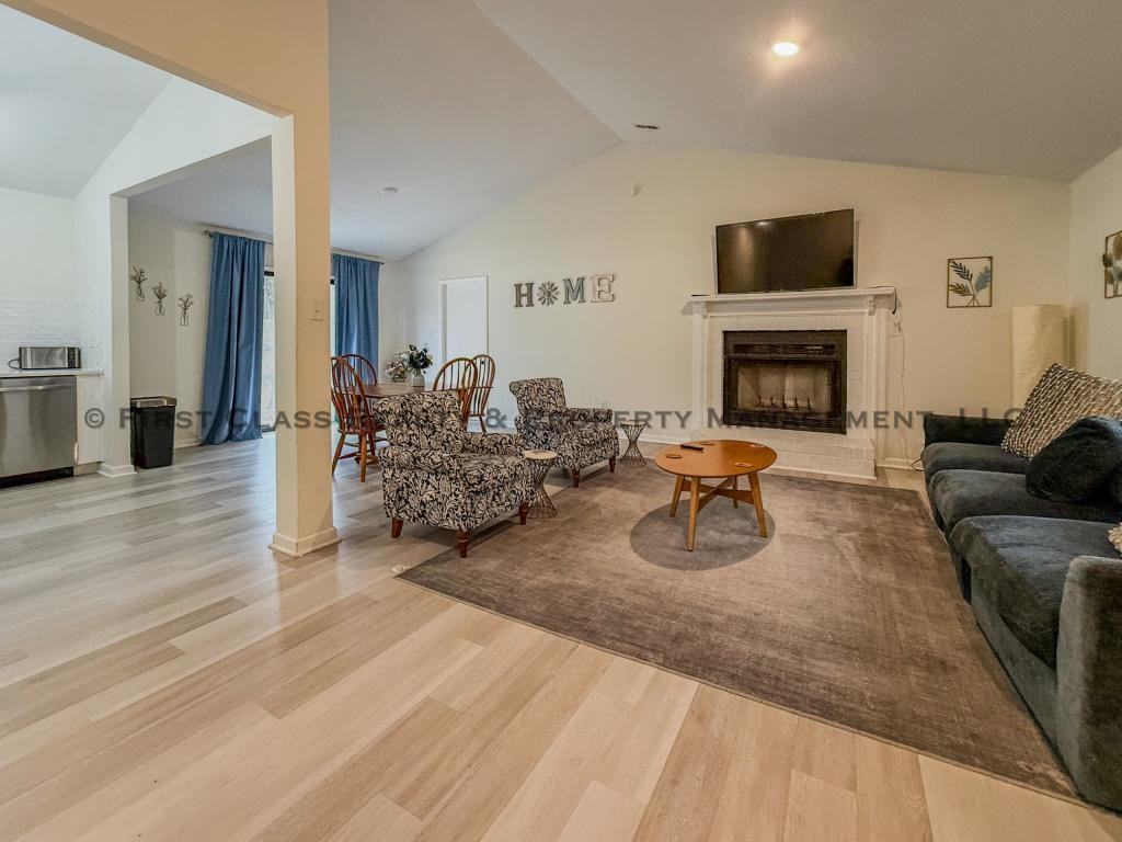 5819 Woodrock Ct - Photo 4 of 26