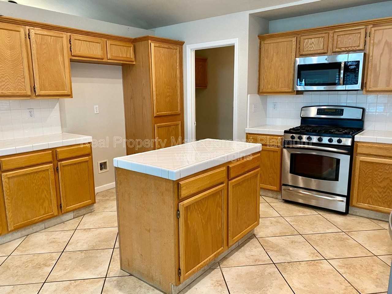 2601 Fremont Ave - Photo 4 of 19