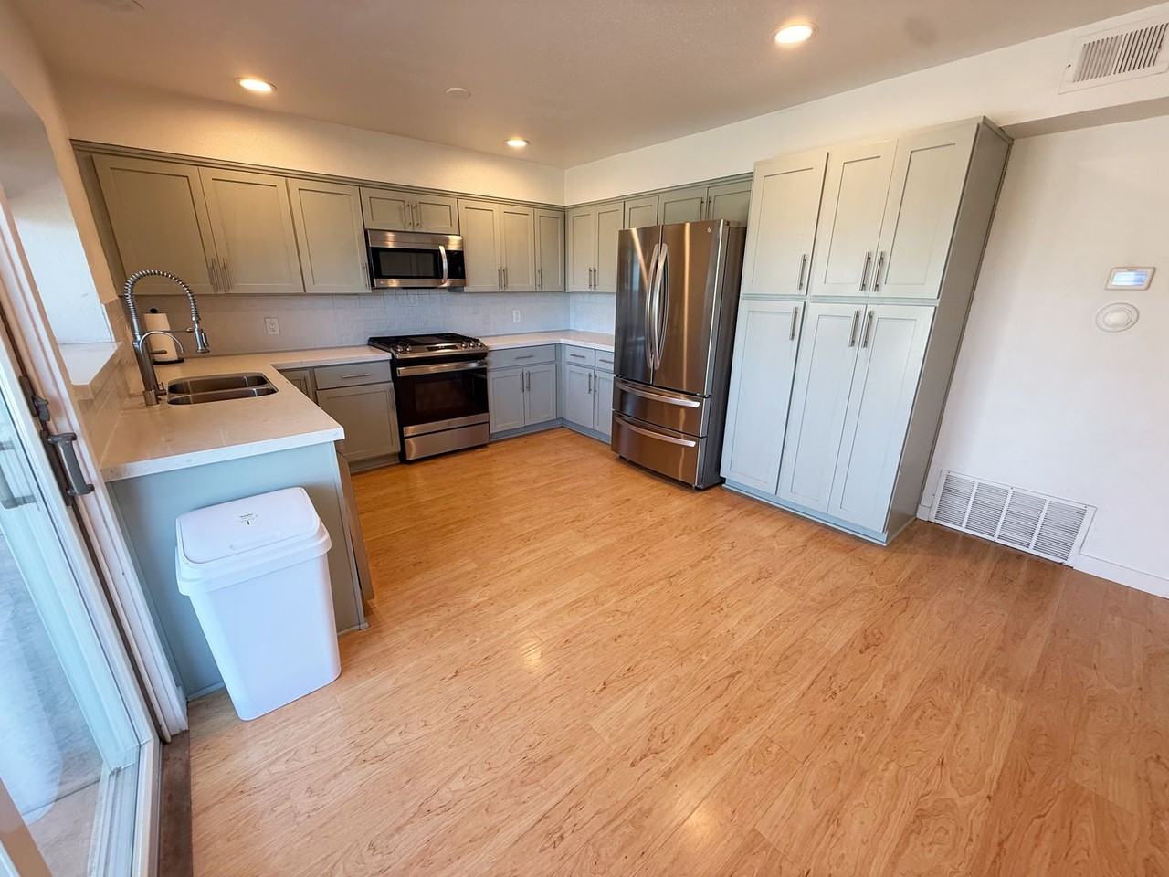 850 Leppert Ct - Photo 5 of 33