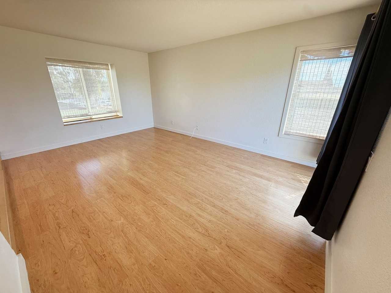 850 Leppert Ct - Photo 7 of 33