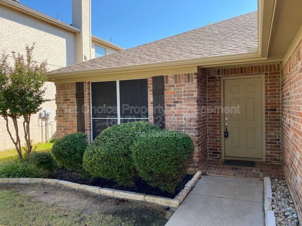 1835 Woodchase Dr - Photo 4 of 10