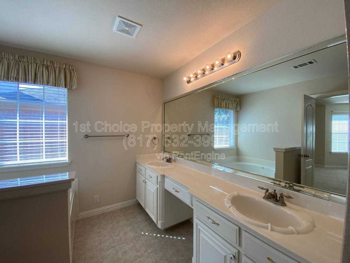 1835 Woodchase Dr - Photo 7 of 10