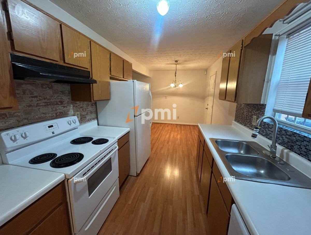 2720 Sapphire St - Photo 2 of 10