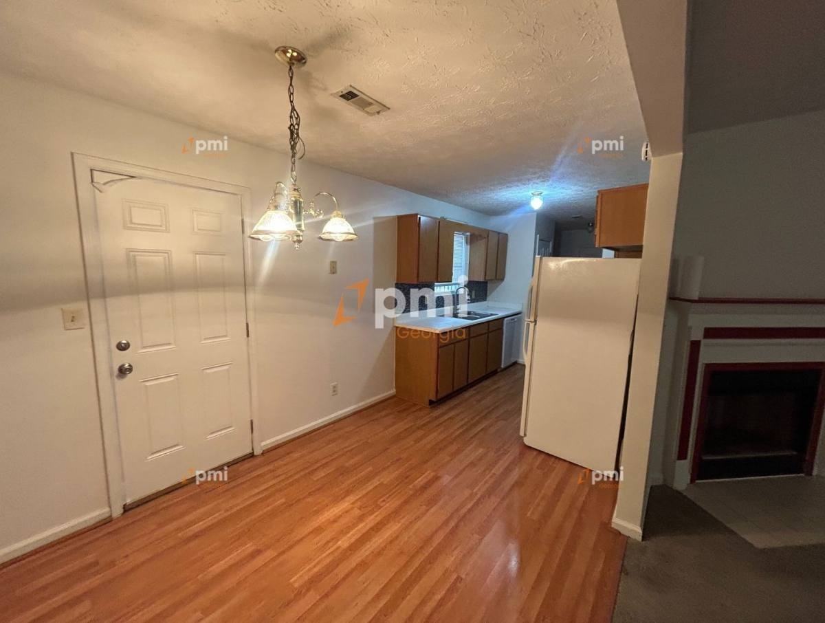 2720 Sapphire St - Photo 3 of 10