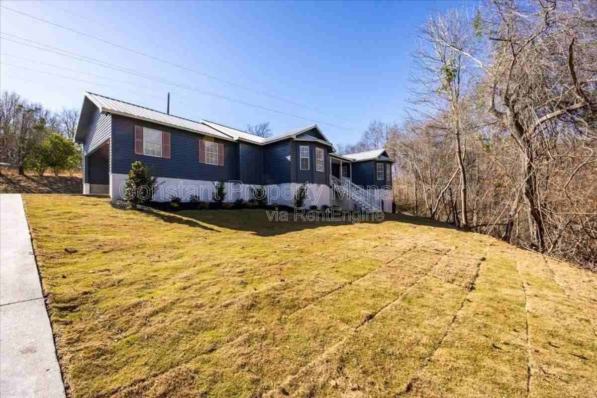 2243 Hillwood Ct - Photo 2 of 10