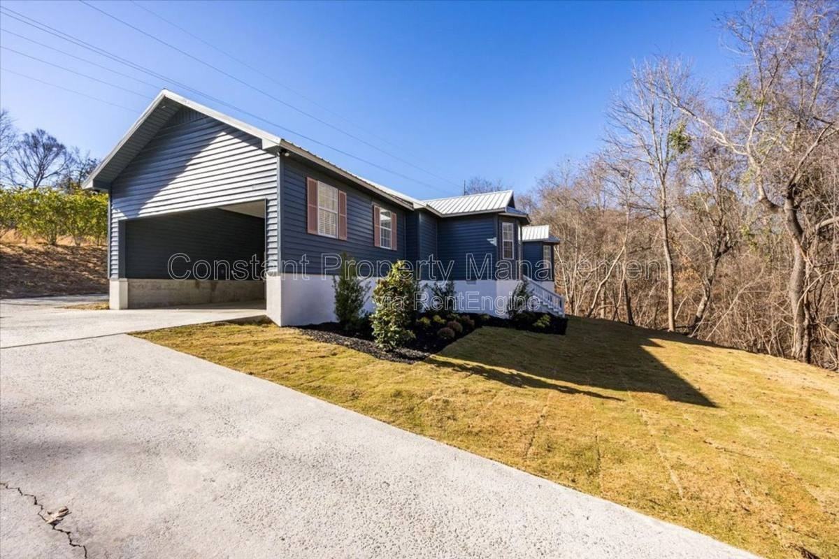 2243 Hillwood Ct - Photo 3 of 10