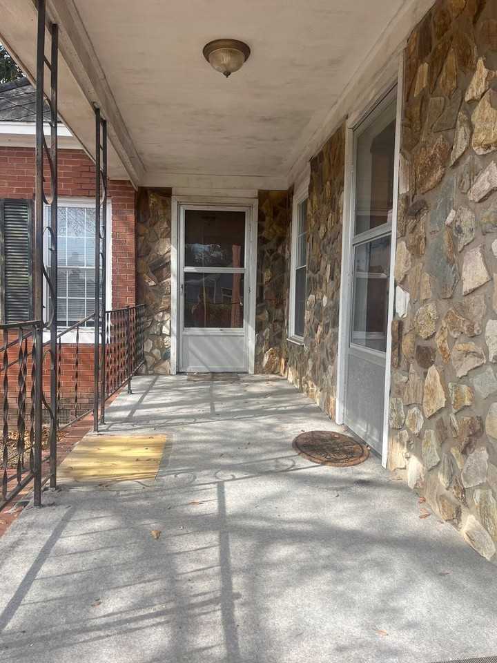 647 Rennie St - Photo 3 of 4