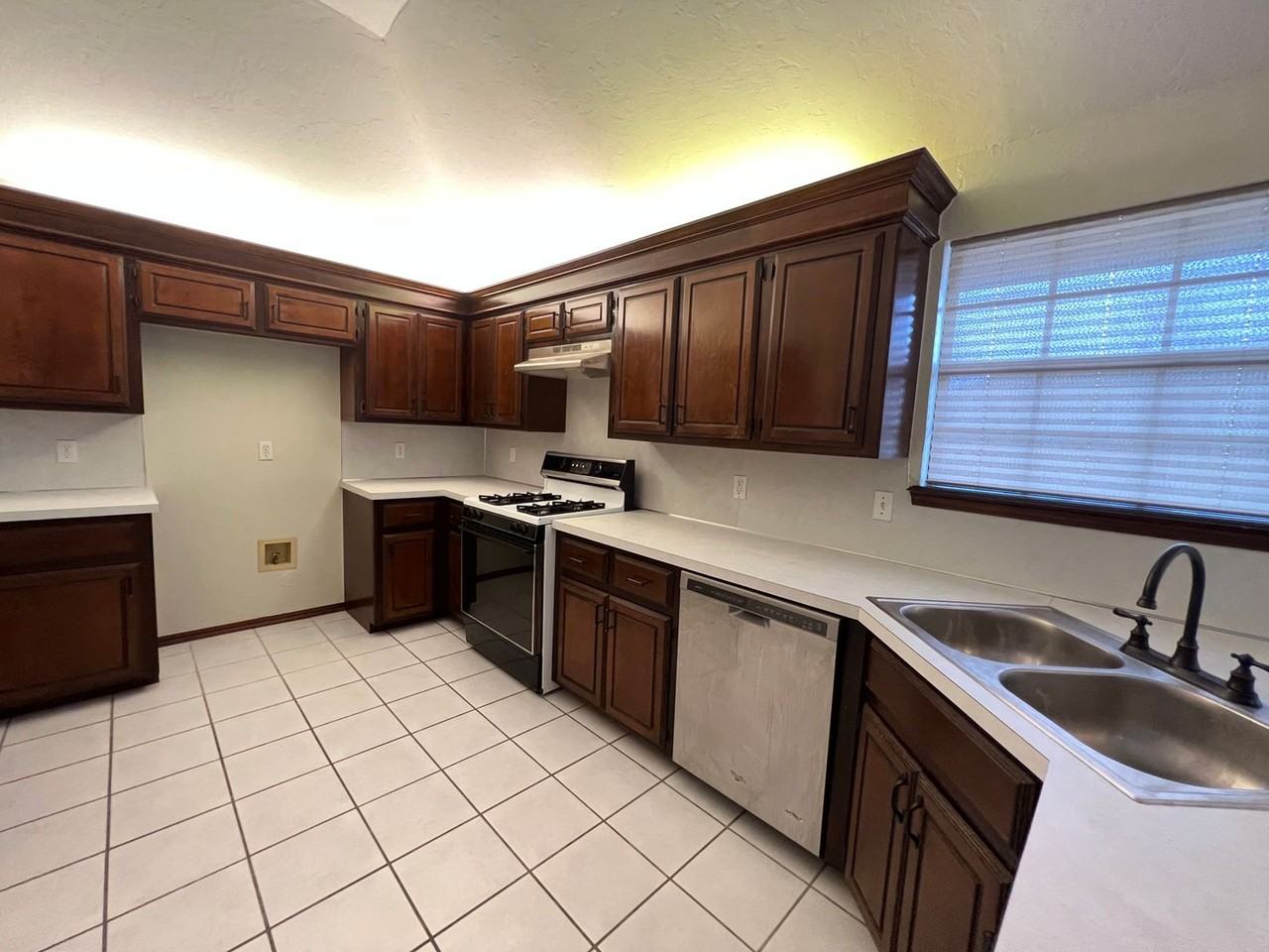 3053 Sw 92nd St - Photo 6 of 20