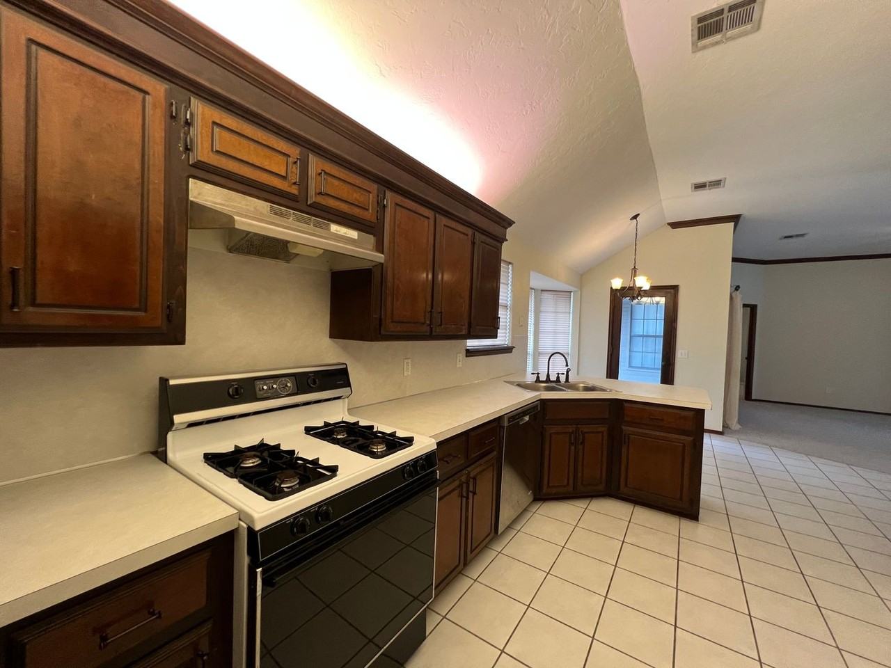 3053 Sw 92nd St - Photo 7 of 20