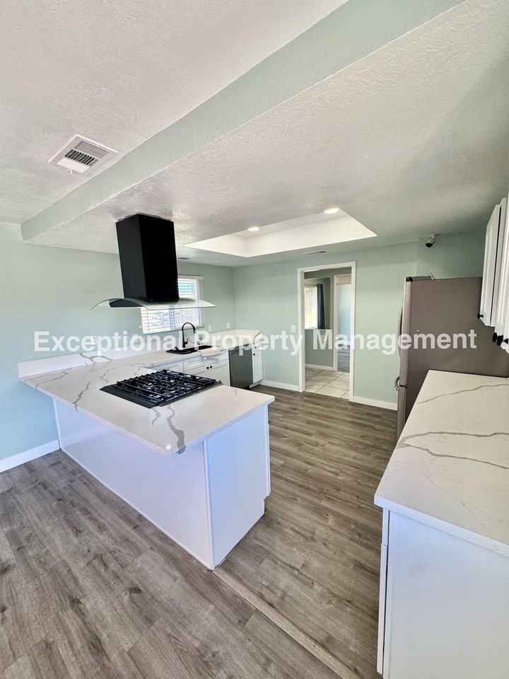 9513 Tamarind Ave - Photo 6 of 22