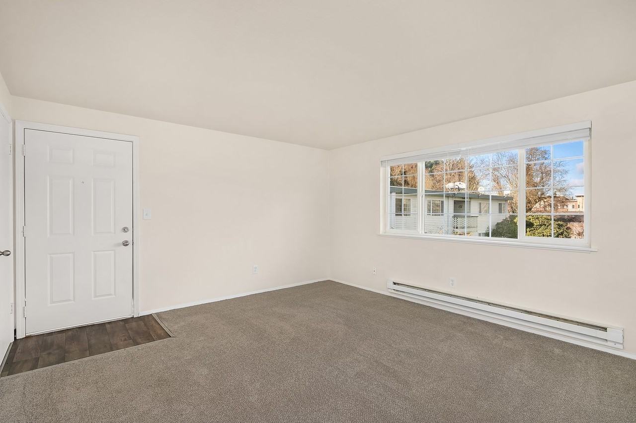 Esquire Apartments - Photo 3 of 10