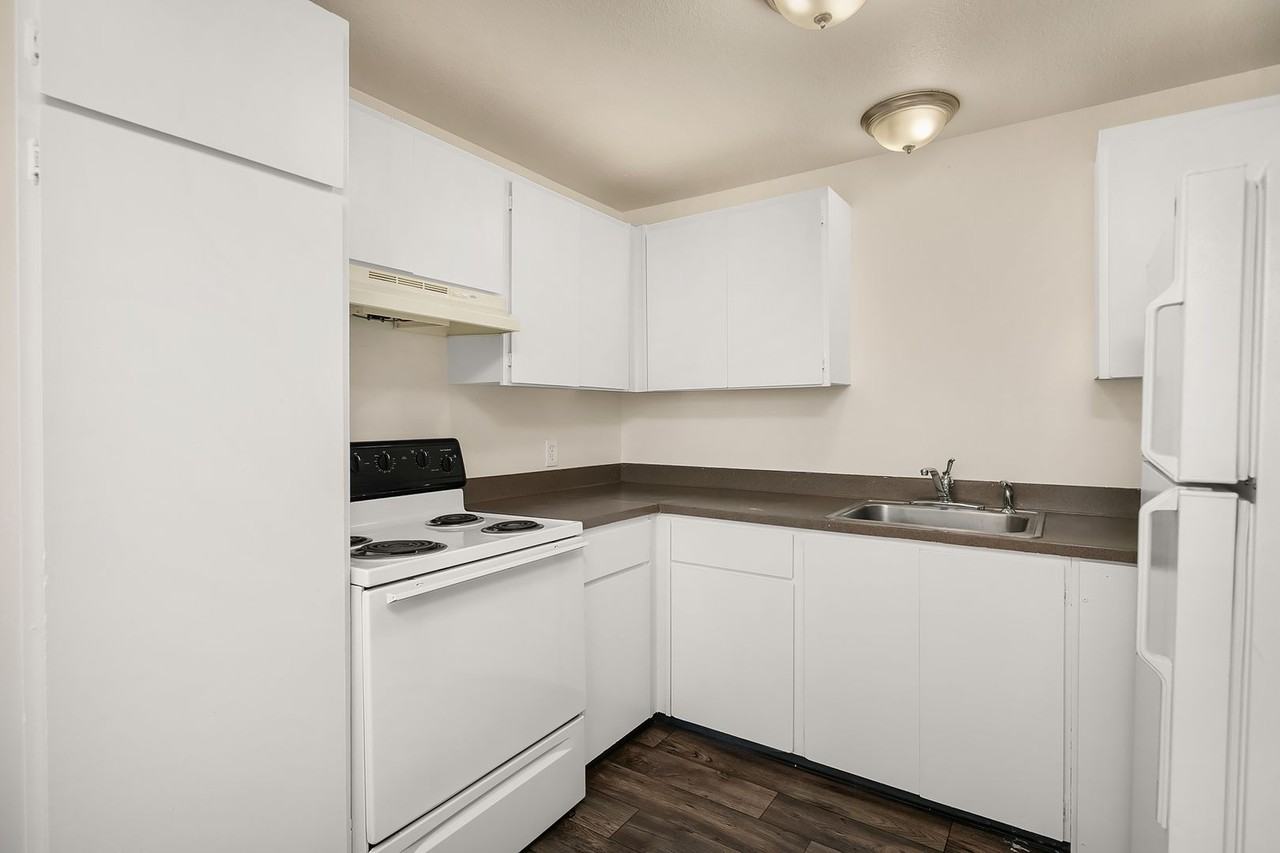 Esquire Apartments - Photo 5 of 10