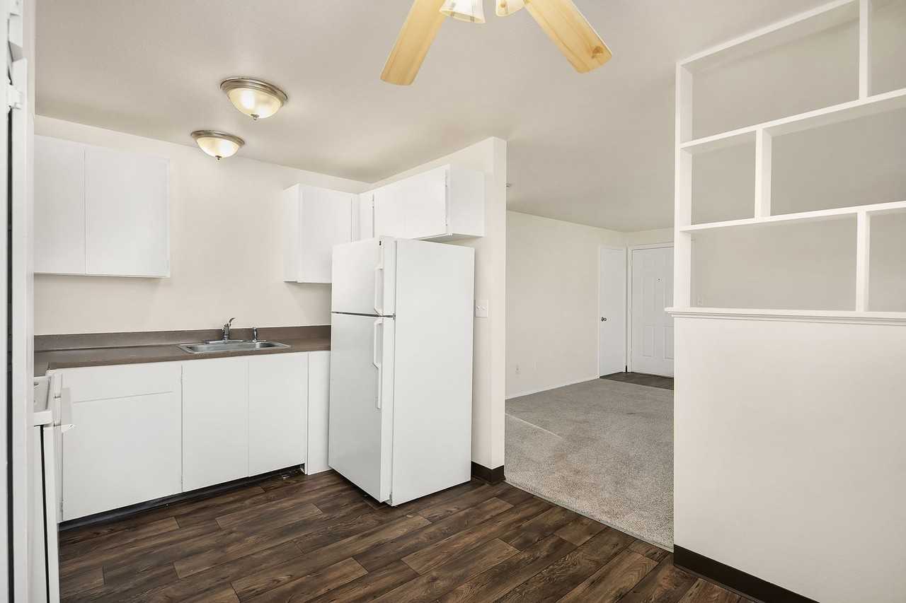 Esquire Apartments - Photo 6 of 10