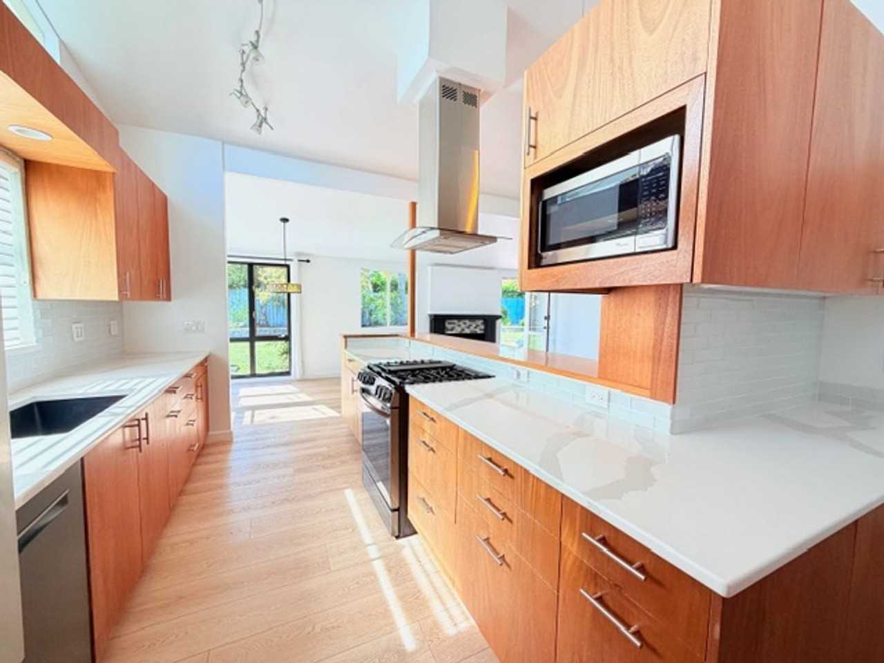 805 Margo St - Photo 7 of 18