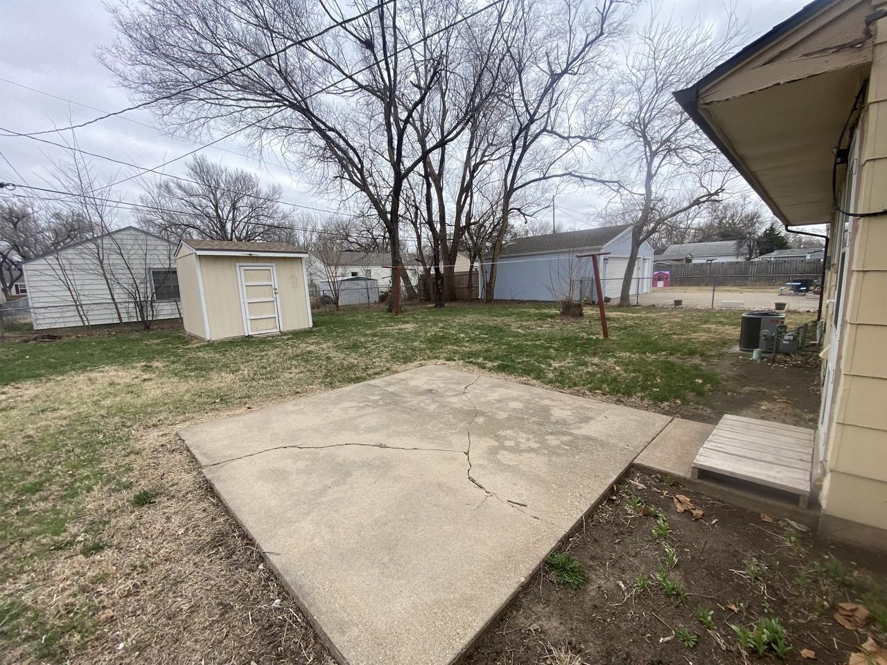 877 Windsor Dr - Photo 5 of 20
