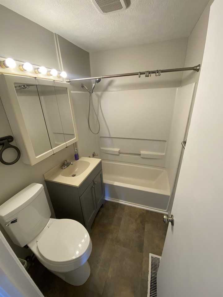 877 Windsor Dr - Photo 5 of 20