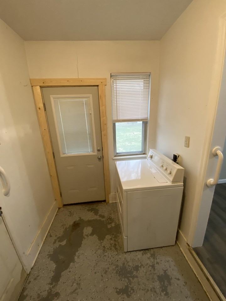 877 Windsor Dr - Photo 5 of 20