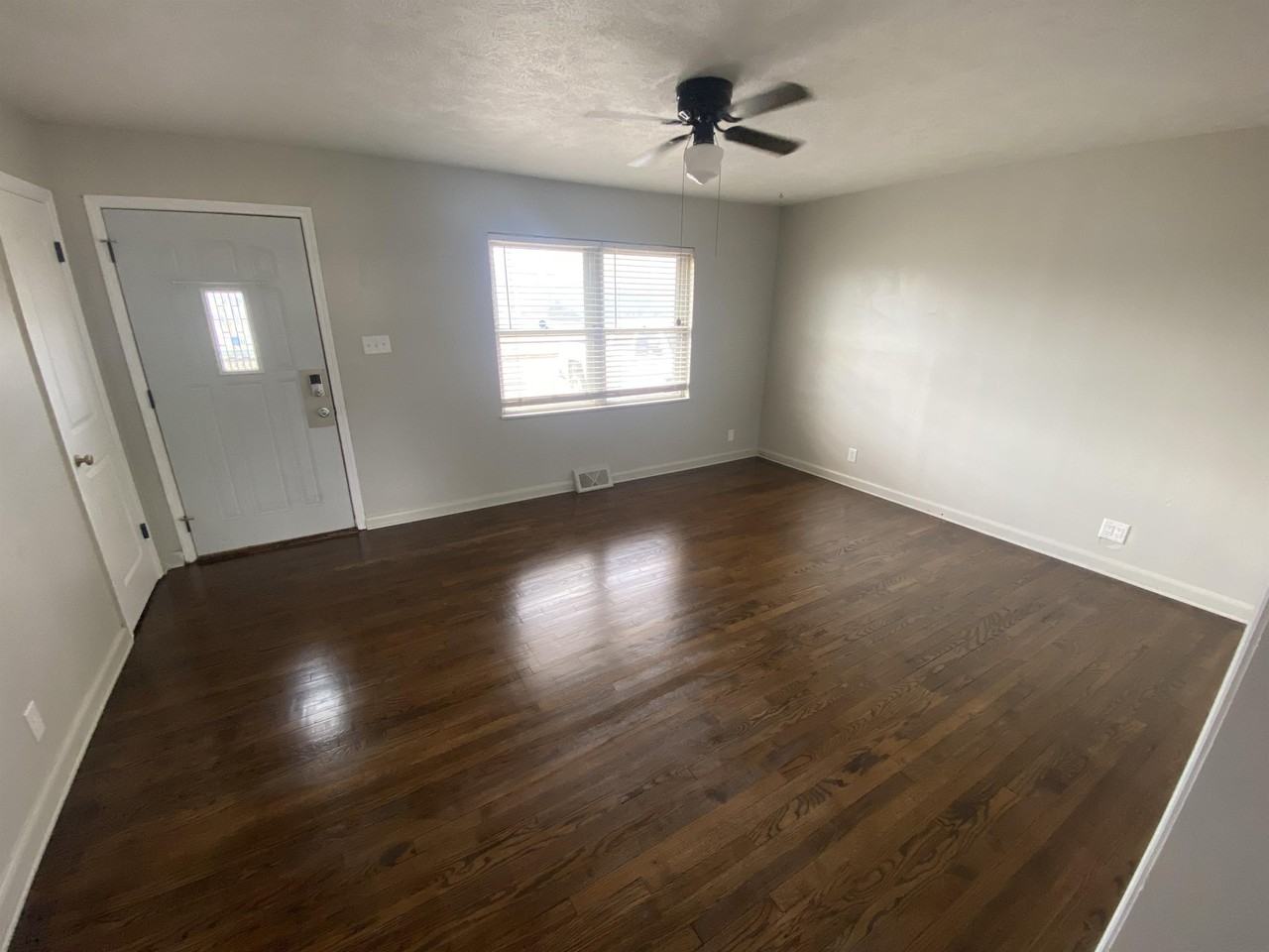 877 Windsor Dr - Photo 7 of 20