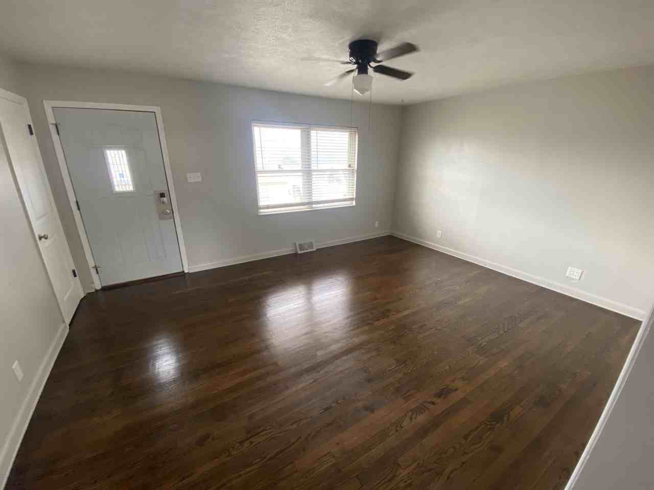 877 Windsor Dr - Photo 3 of 20