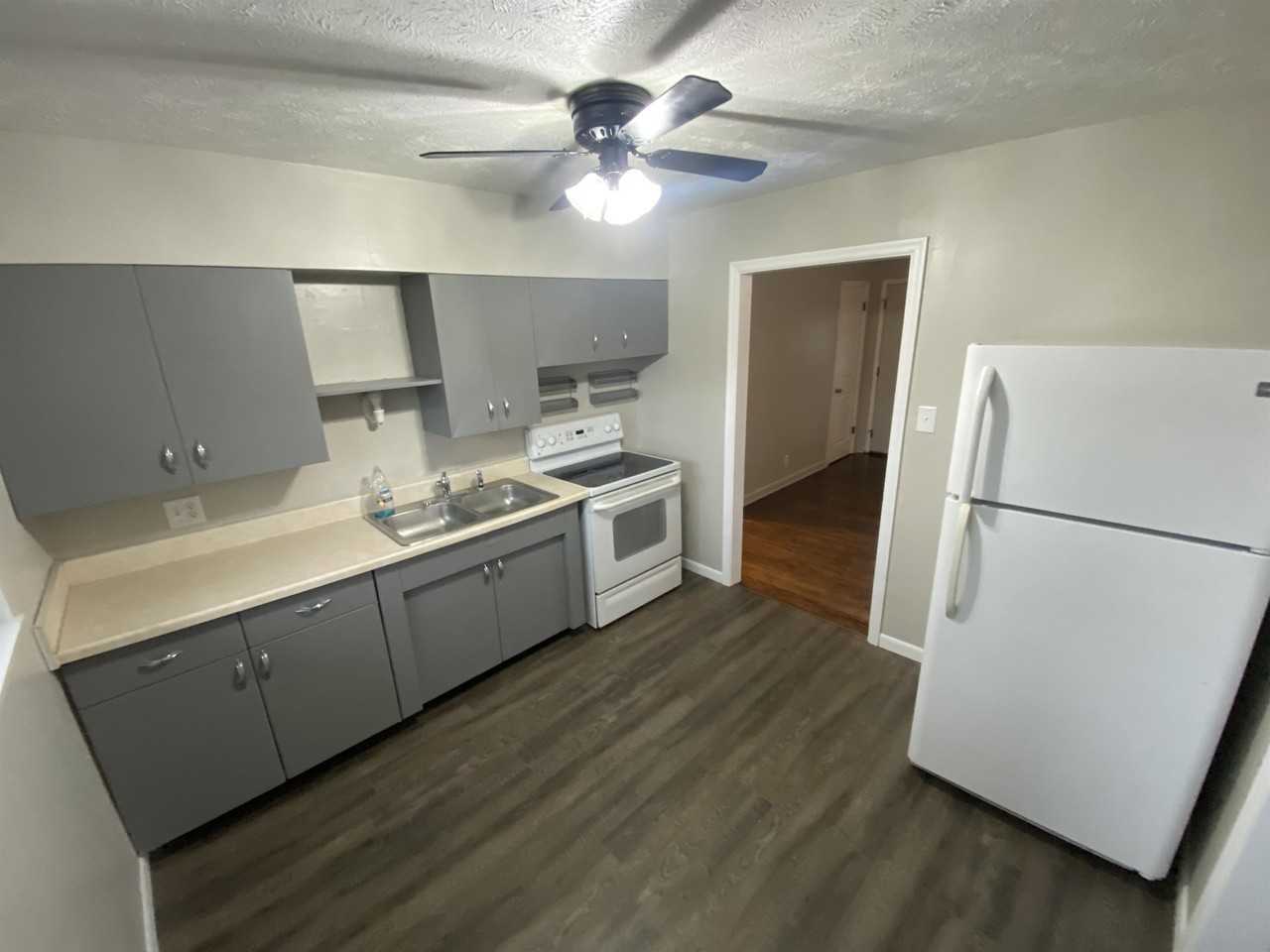 877 Windsor Dr - Photo 4 of 20