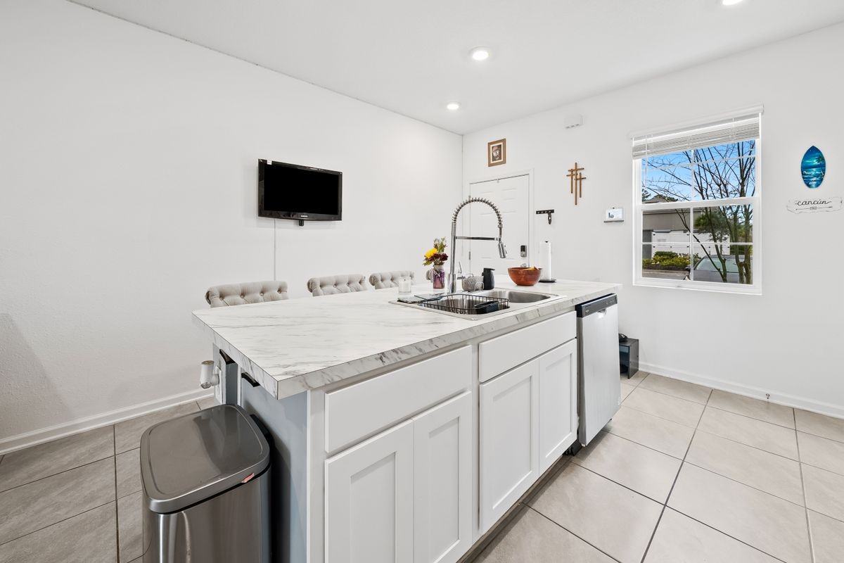 8415 Zenith Cir - Photo 3 of 28