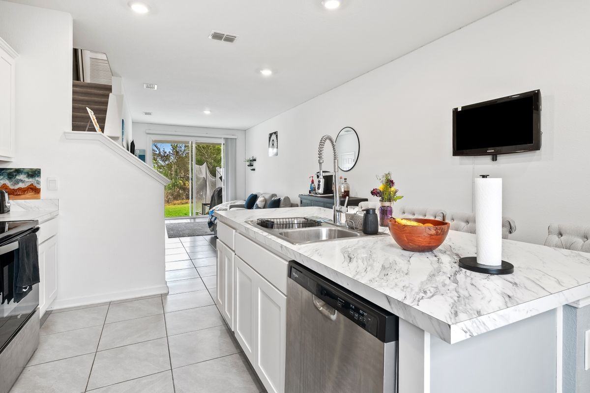 8415 Zenith Cir - Photo 5 of 28