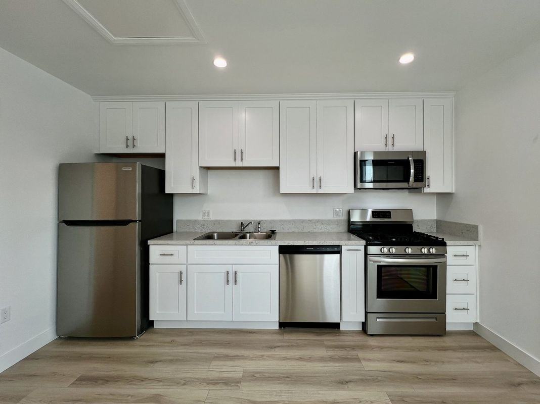 1321 1/2 S Normandie Ave - Photo 3 of 5