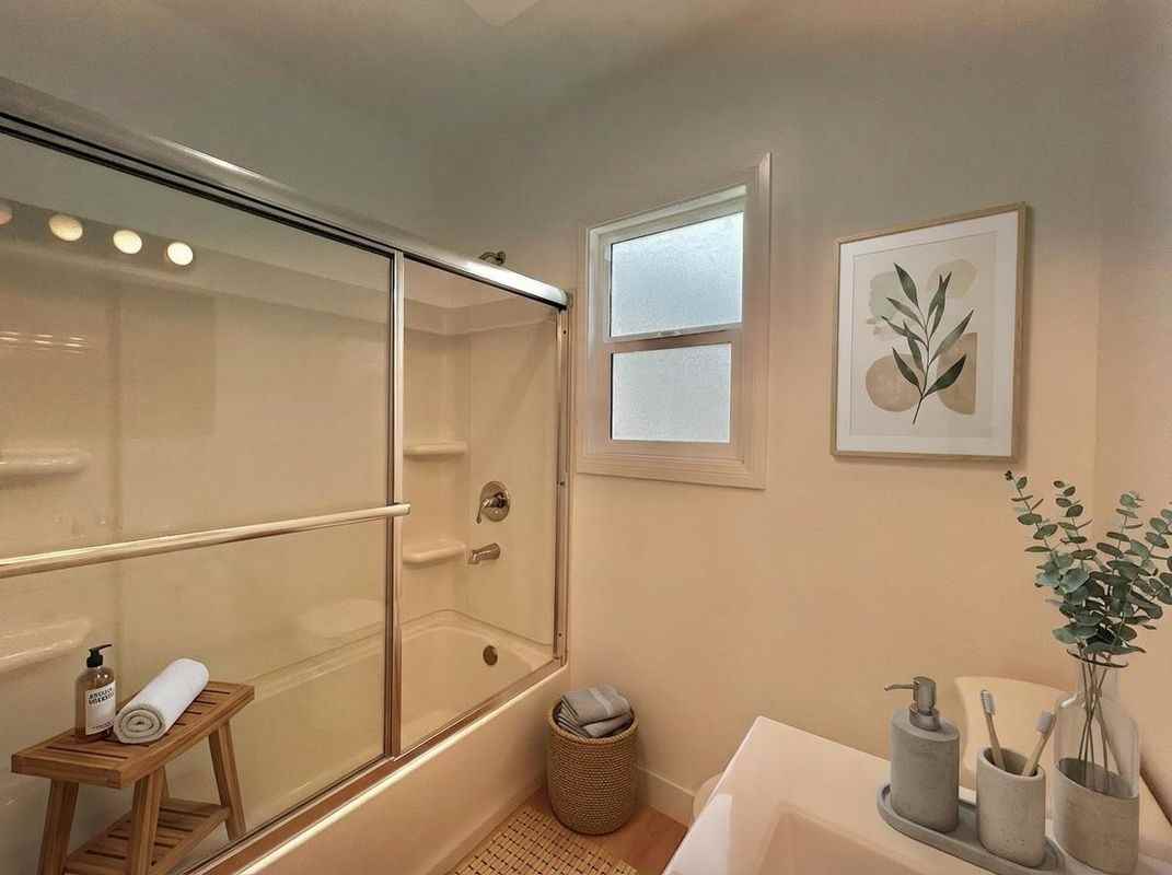 1321 1/2 S Normandie Ave - Photo 4 of 5