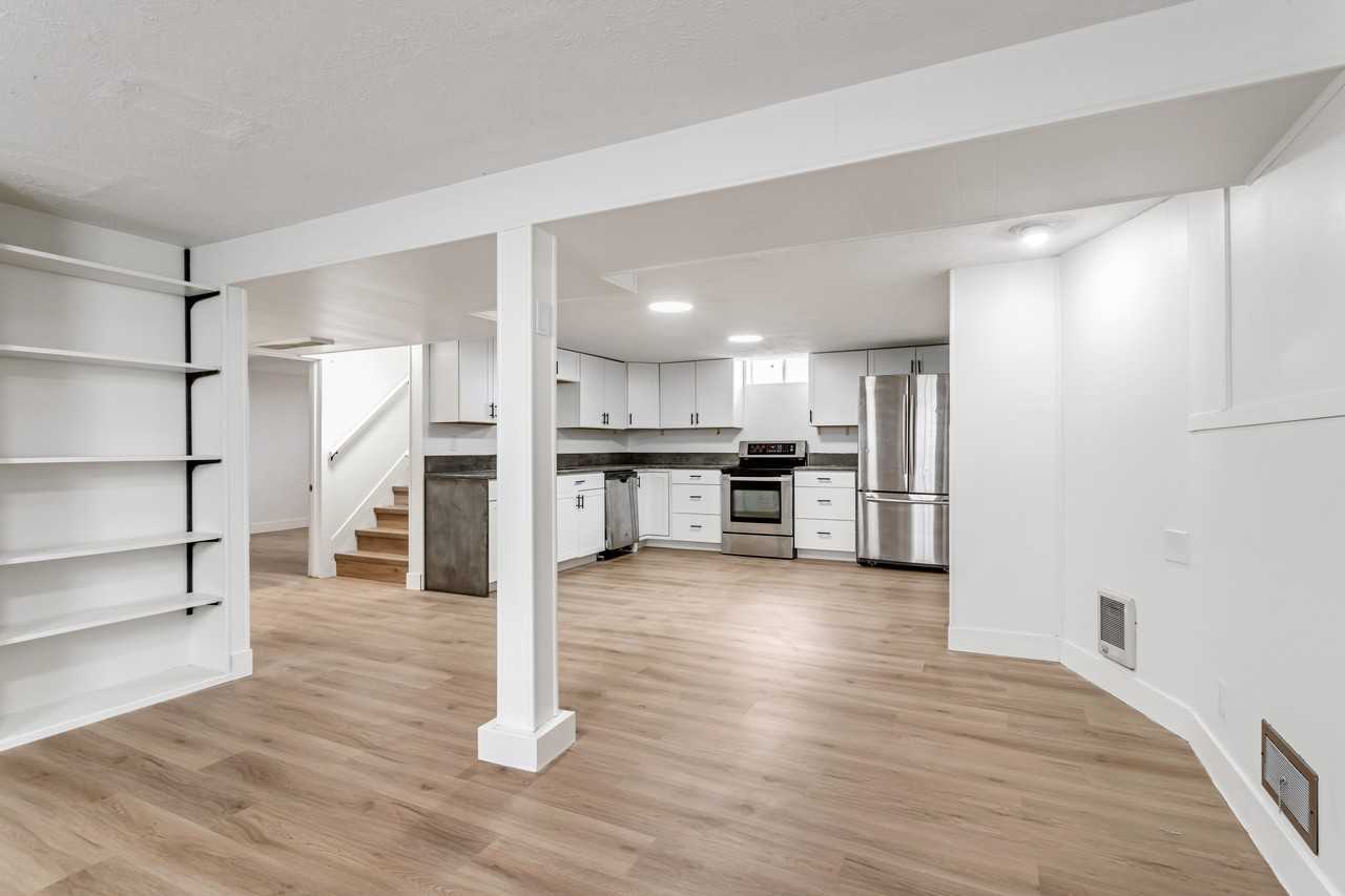 8159 S Roosevelt St - Photo 2 of 7