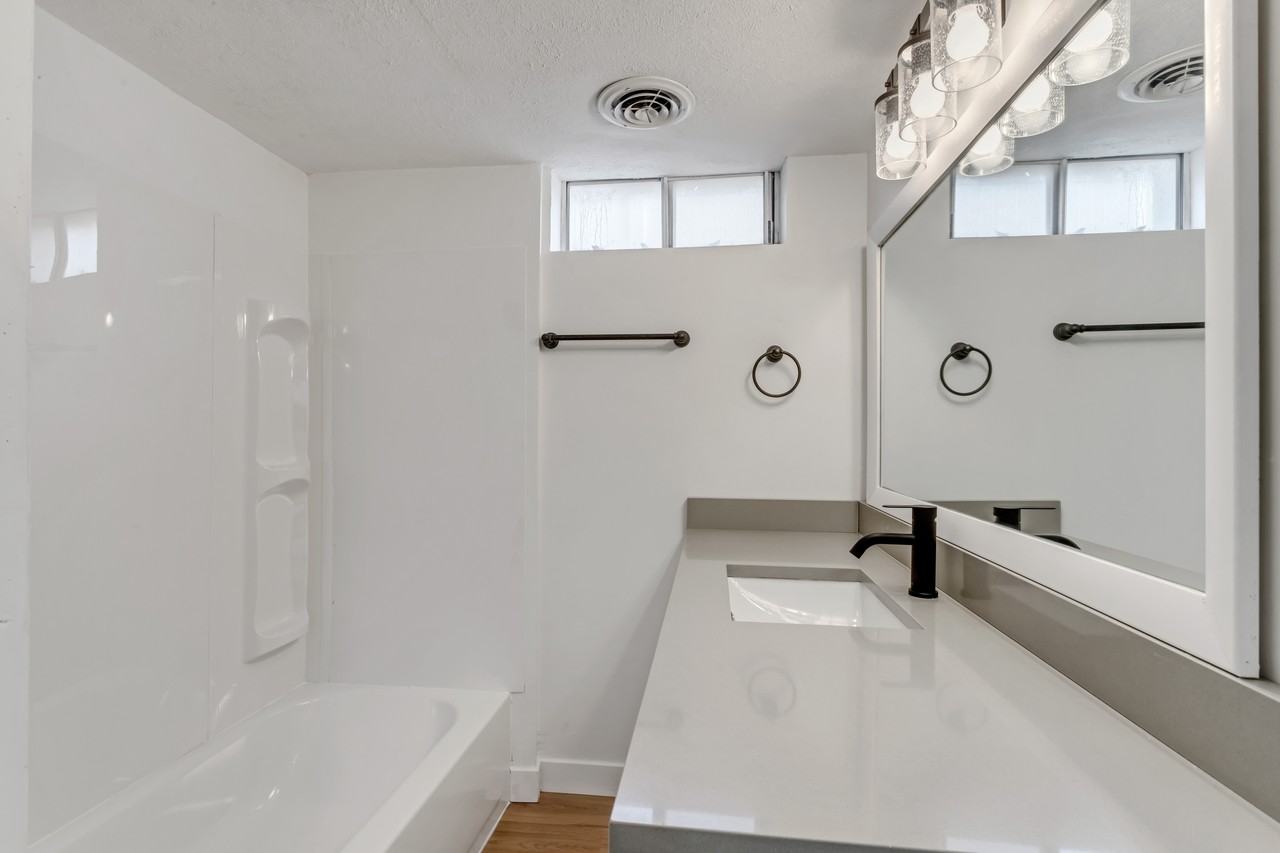 8159 S Roosevelt St - Photo 4 of 7