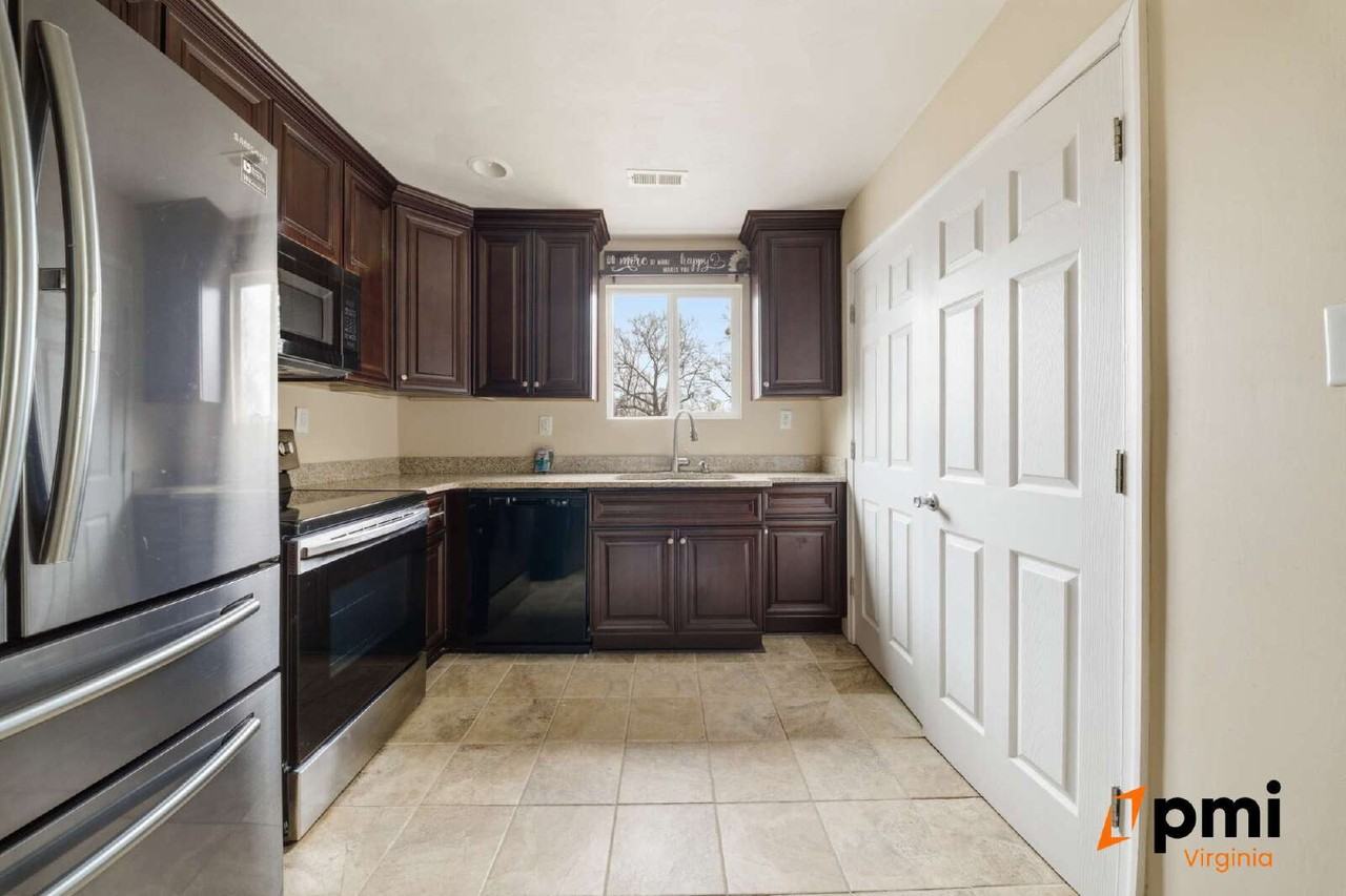 324 W 36th St - Photo 3 of 34