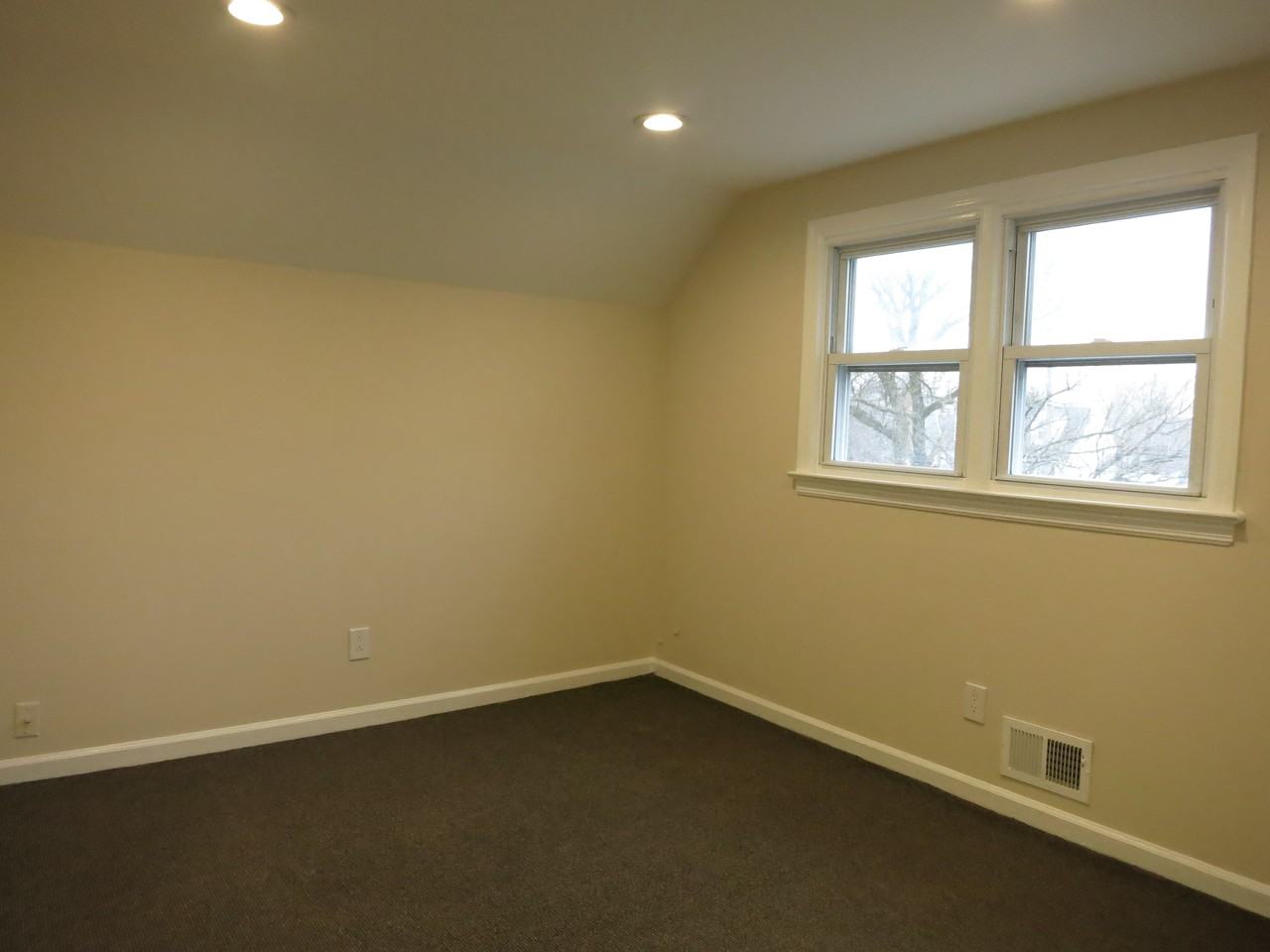 315 Bryant Ct - Photo 2 of 23