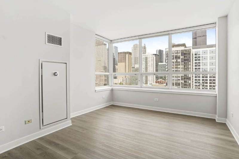 729 W Adams St - Photo 4 of 14