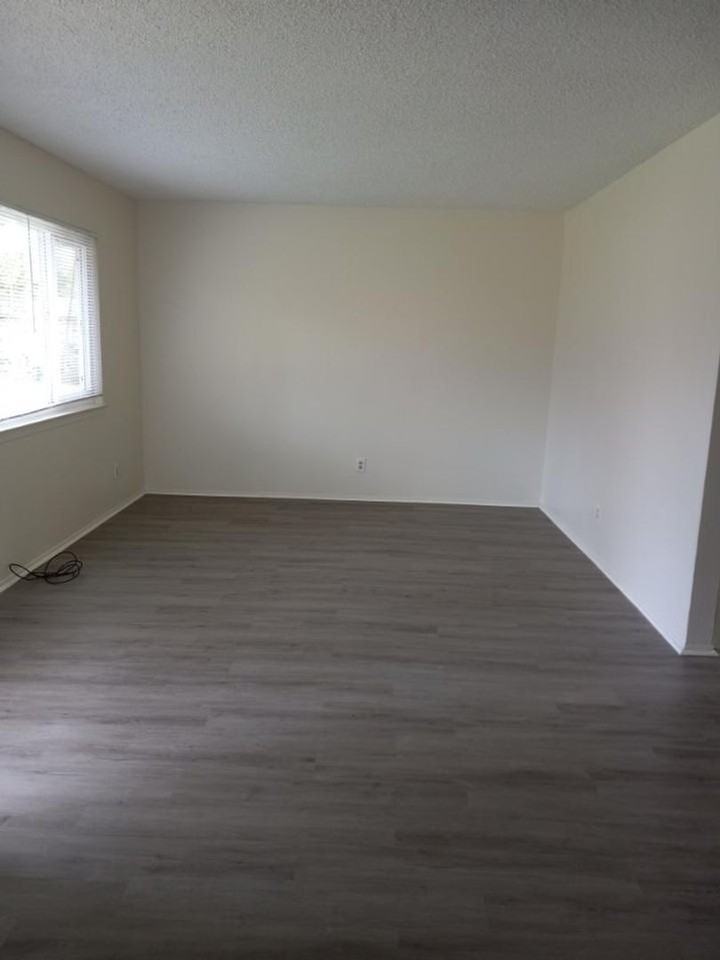 2427 Mariposa Ave - Photo 3 of 11
