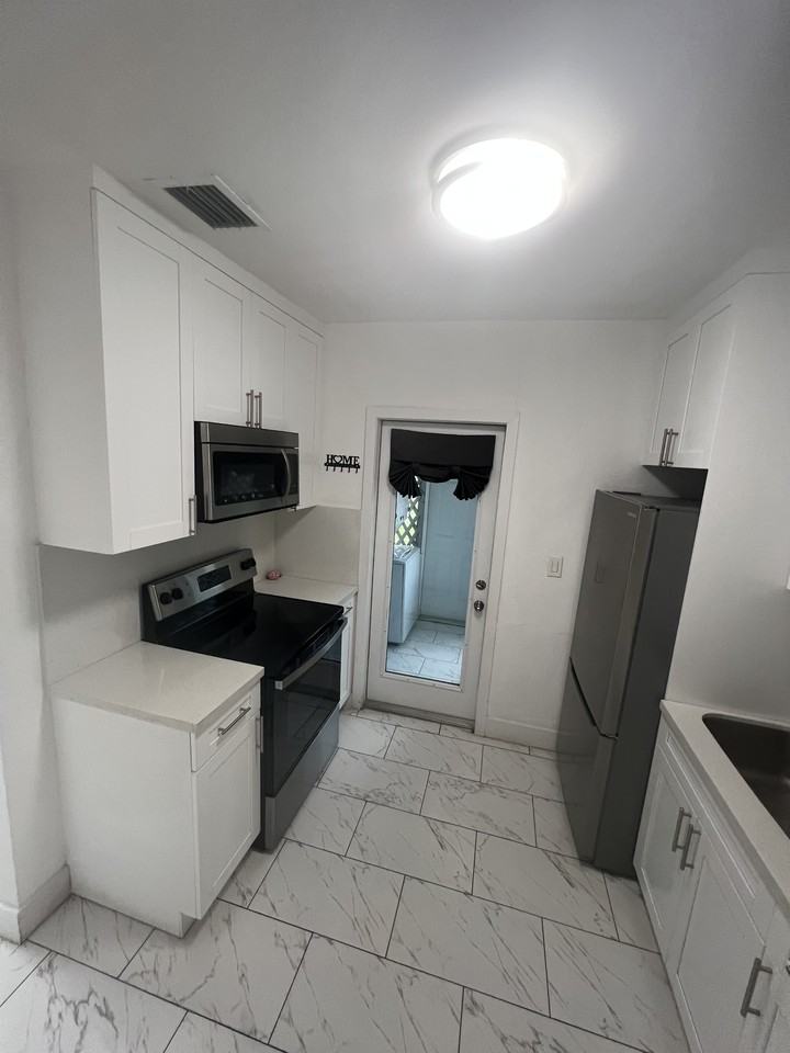 3025 Nw 32nd St #NA - Photo 6 of 10