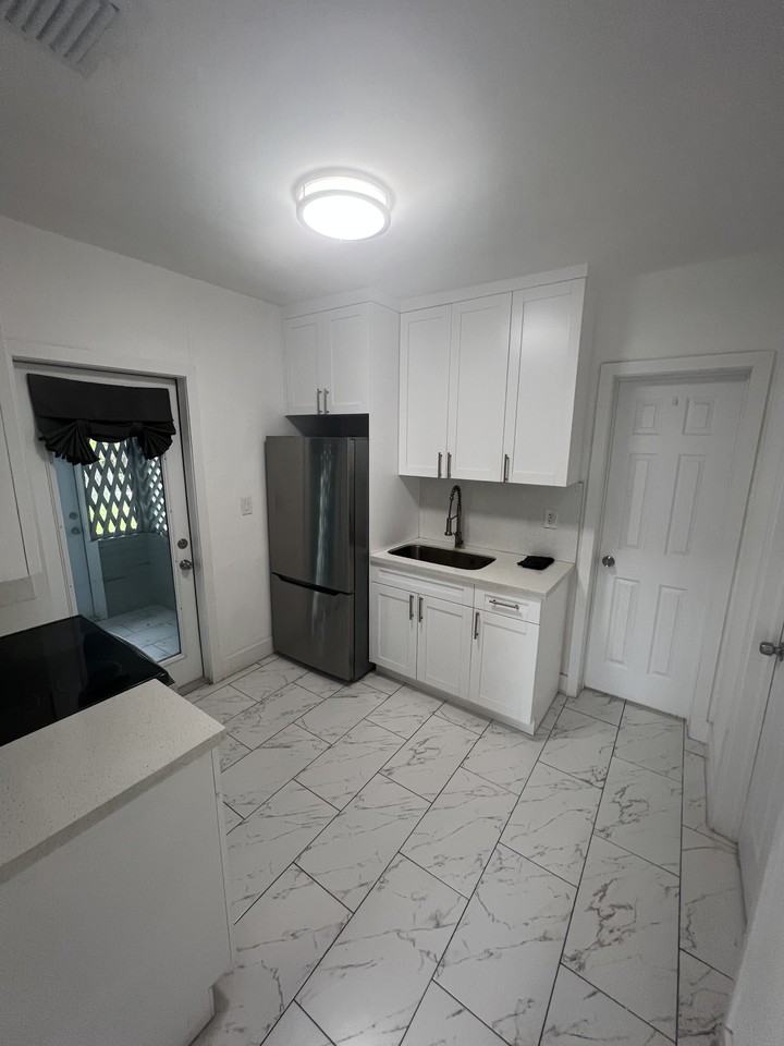 3025 Nw 32nd St #NA - Photo 7 of 10