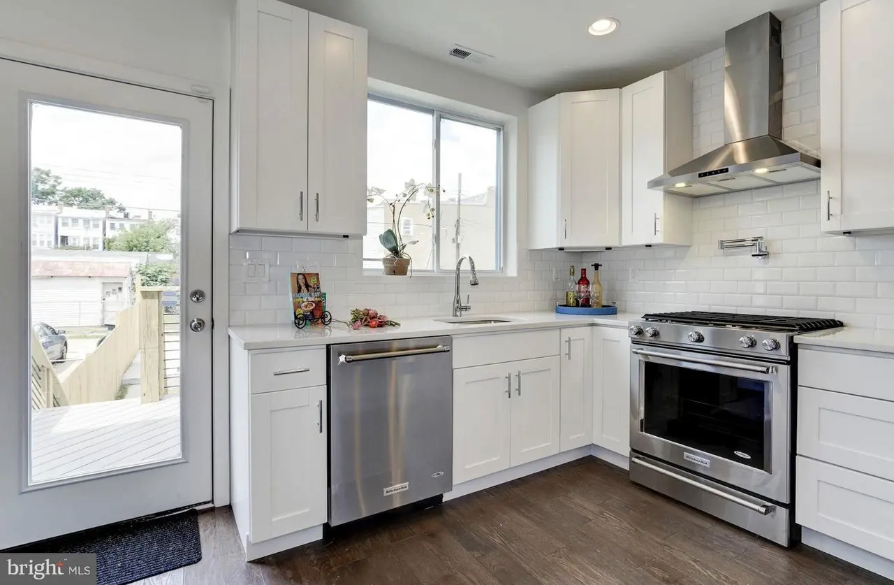 709 Hamilton St Nw - Photo 5 of 18