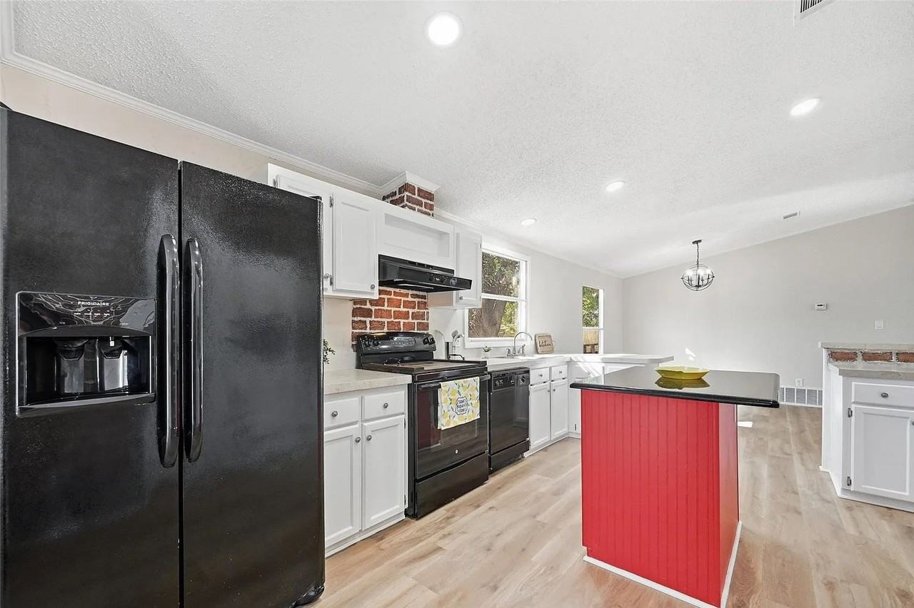 2645 Bryant St - Photo 2 of 32