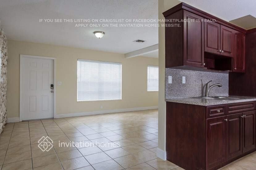 810 N 69th Ave - Photo 5 of 14