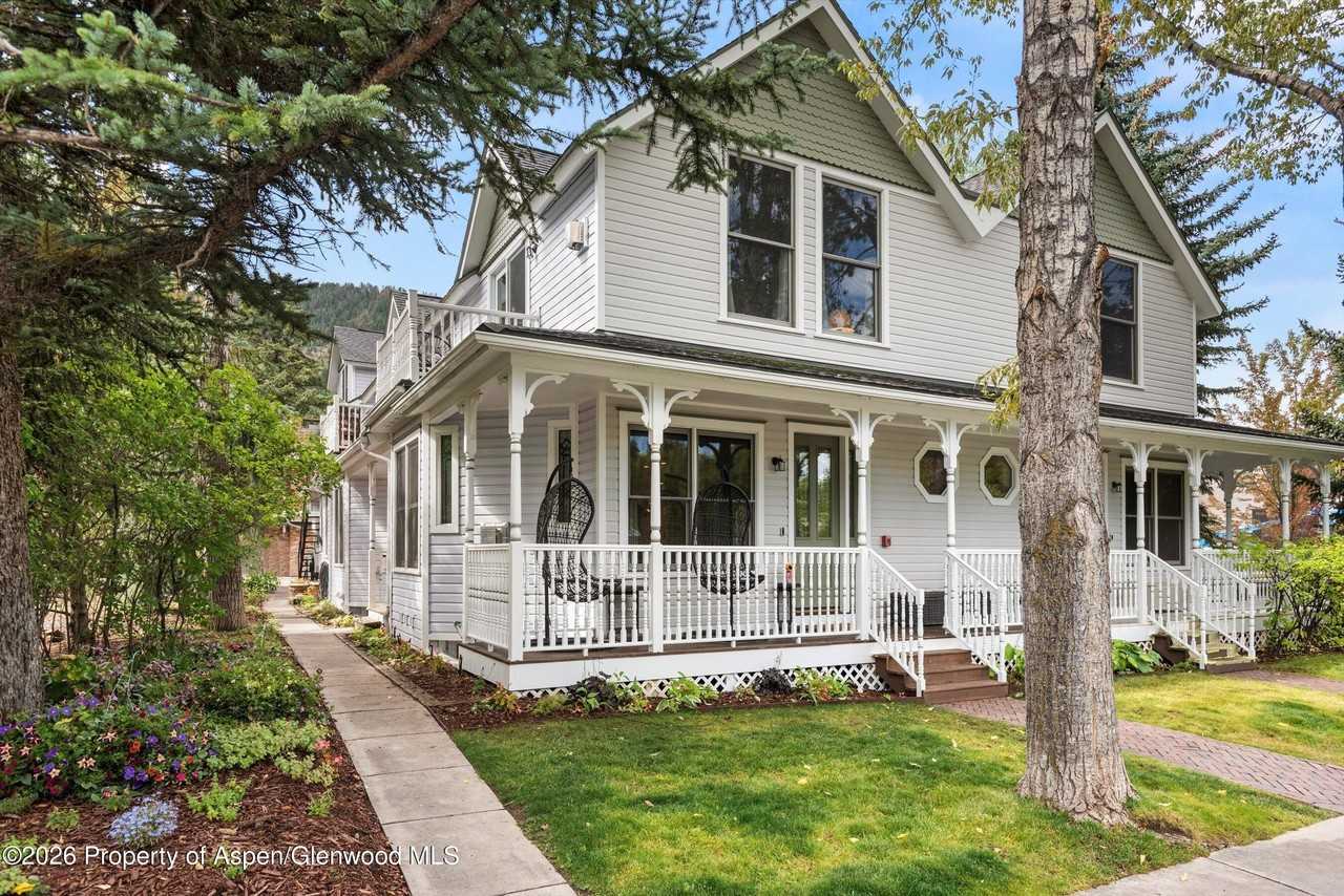 105 E Bleeker St - Photo 2 of 24