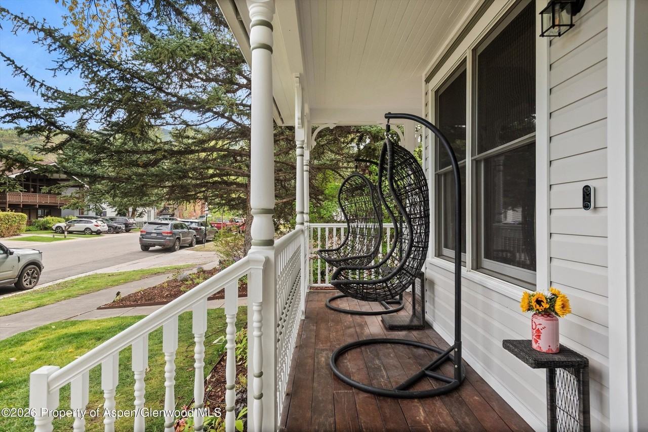 105 E Bleeker St - Photo 4 of 24