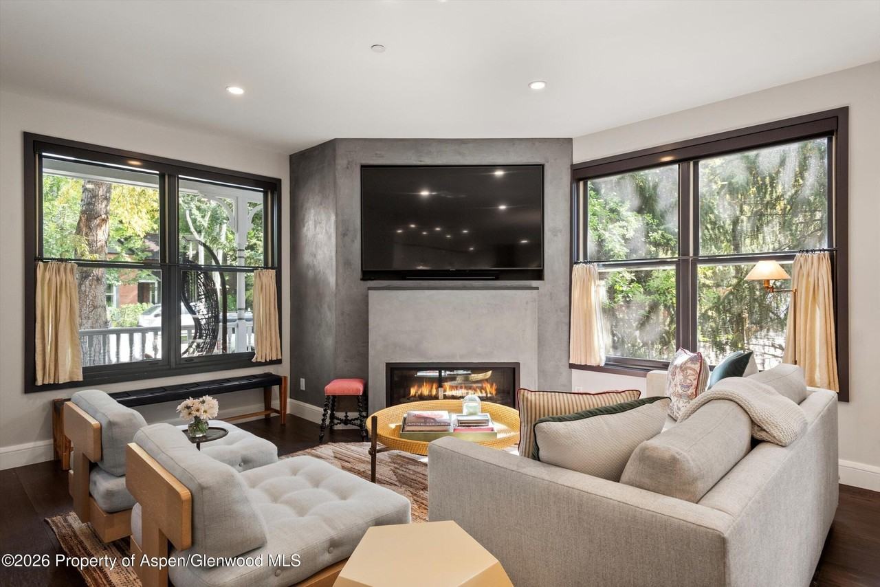 105 E Bleeker St - Photo 5 of 24