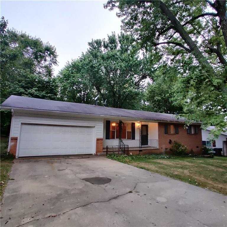 1351 N Stephens Ave - Photo 2 of 17