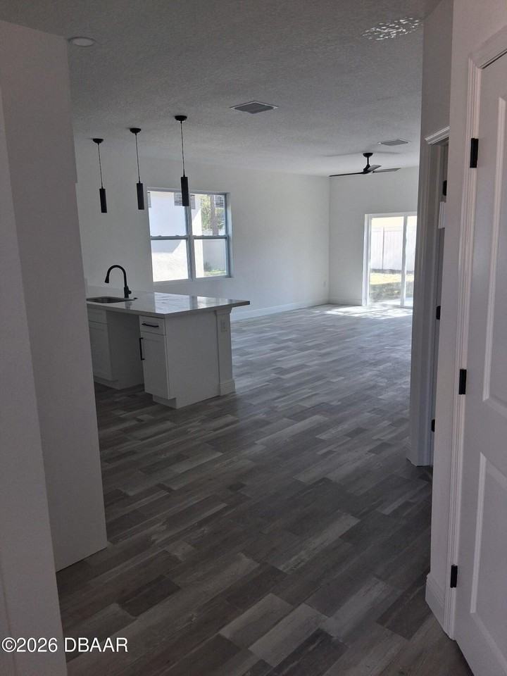 1621 Illinois St - Photo 4 of 21