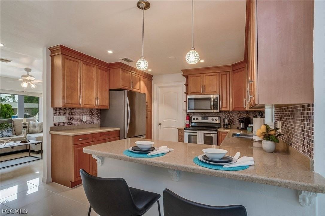 2255 Gorham Ave - Photo 7 of 32