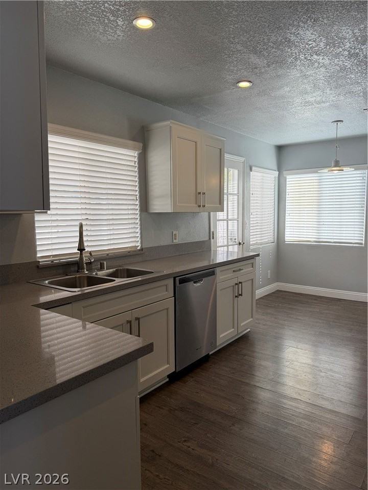 528 S Tomsik St - Photo 7 of 36