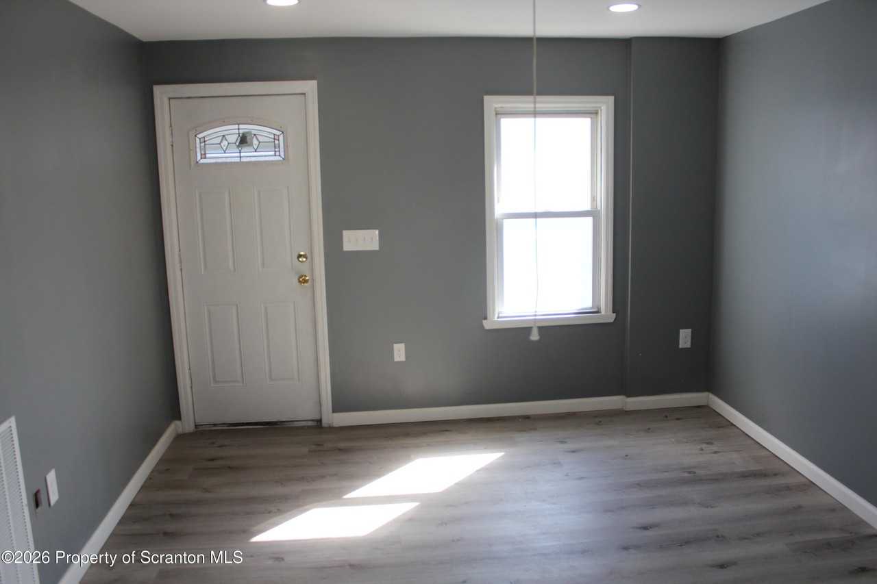 335 Phelps St Unit 3 - Photo 3 of 15